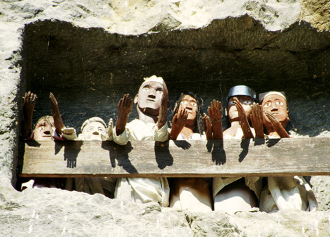 sulawesi - grave puppets 4.jpg